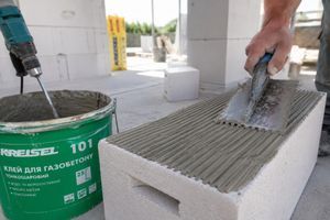 Чим і як правильно місити та наносити клей для газобетону СТОУНЛАЙТ: покрокова інструкція фото